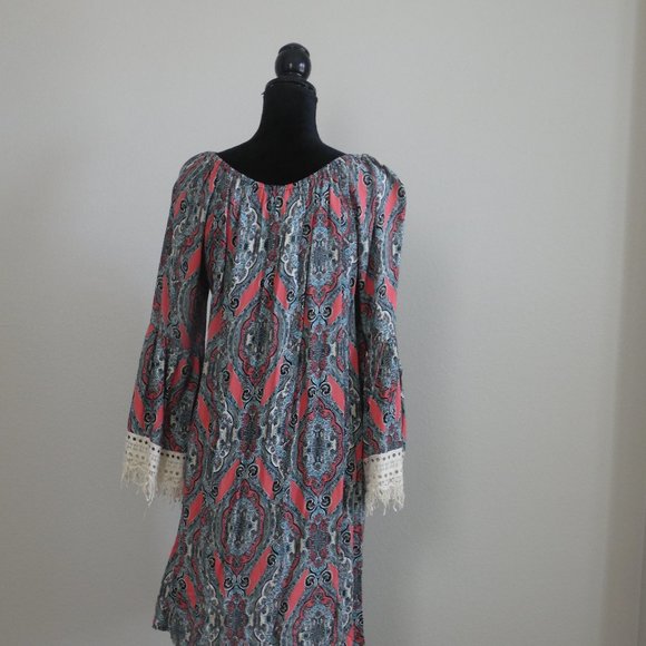 Lady's World Dress - Picture 1 of 5
